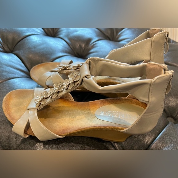 Patrizia by Spring Step Cream T-Strap Wedge With Beautiful Flower Accents Size 9 - Picture 3 of 9